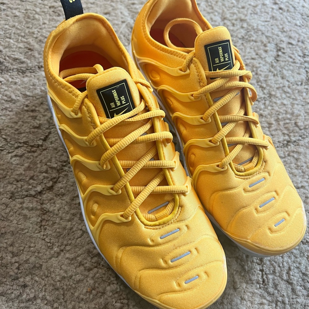 Go the extra smile vapormax Nike Womens 10 men 8.5
